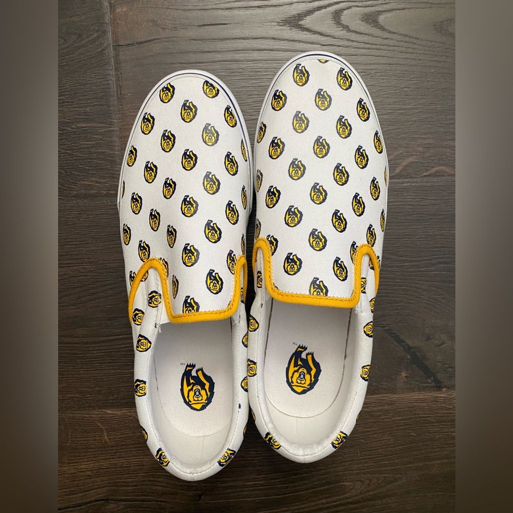Row One Berkeley Grizzlies Bear White Yellow Canvas Skip On NEW size 11.5
